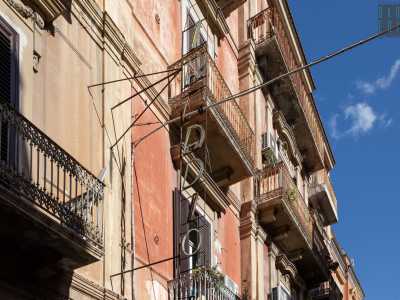 Dopo pochi passi ci ritroviamo davanti a un palazzo neoclassico di color marrone sul quale svetta l�insegna verticale di Irradio
